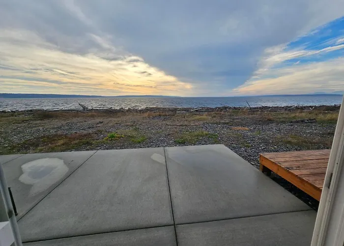 Modern Beachfront Stay At The Admiralty Retreat
