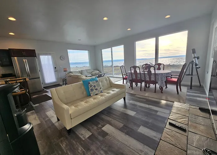 Modern Beachfront Stay At The Admiralty Retreat