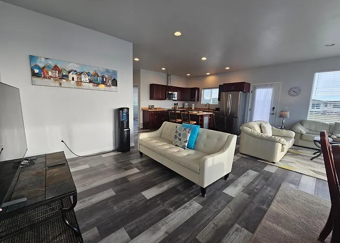 Modern Beachfront Stay At The Admiralty Retreat