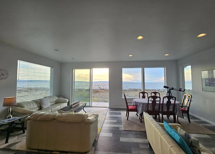 Modern Beachfront Stay At The Admiralty Retreat