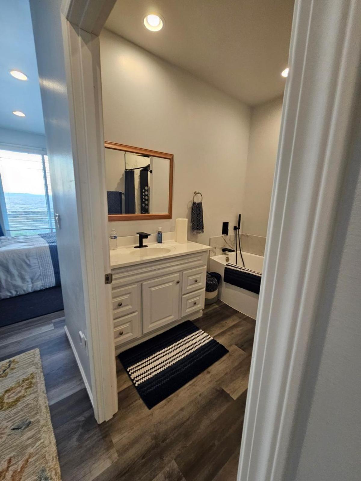 Modern Beachfront At The Admiralty Retreat Holiday home Coupeville
