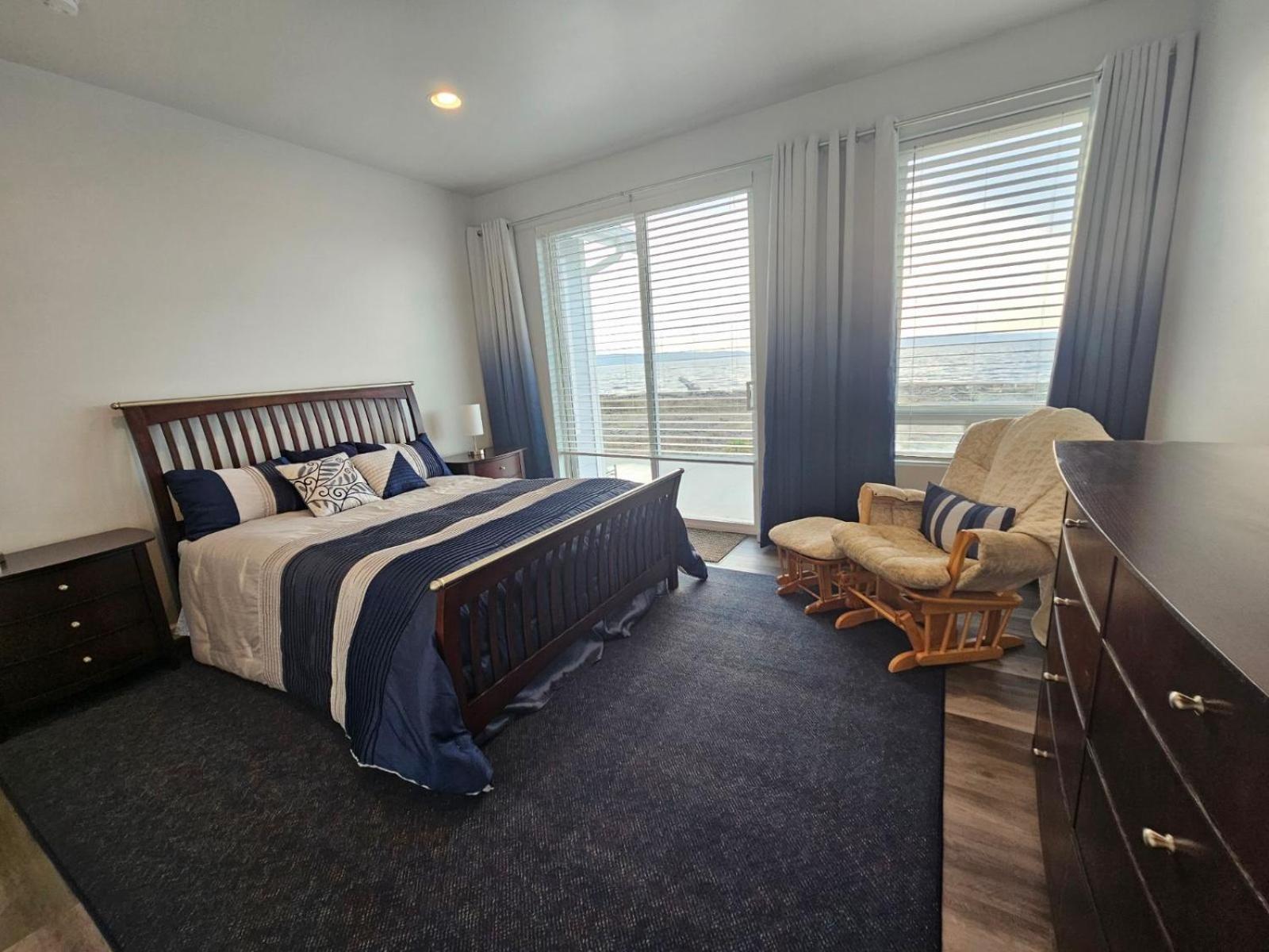 Modern Beachfront At The Admiralty Retreat