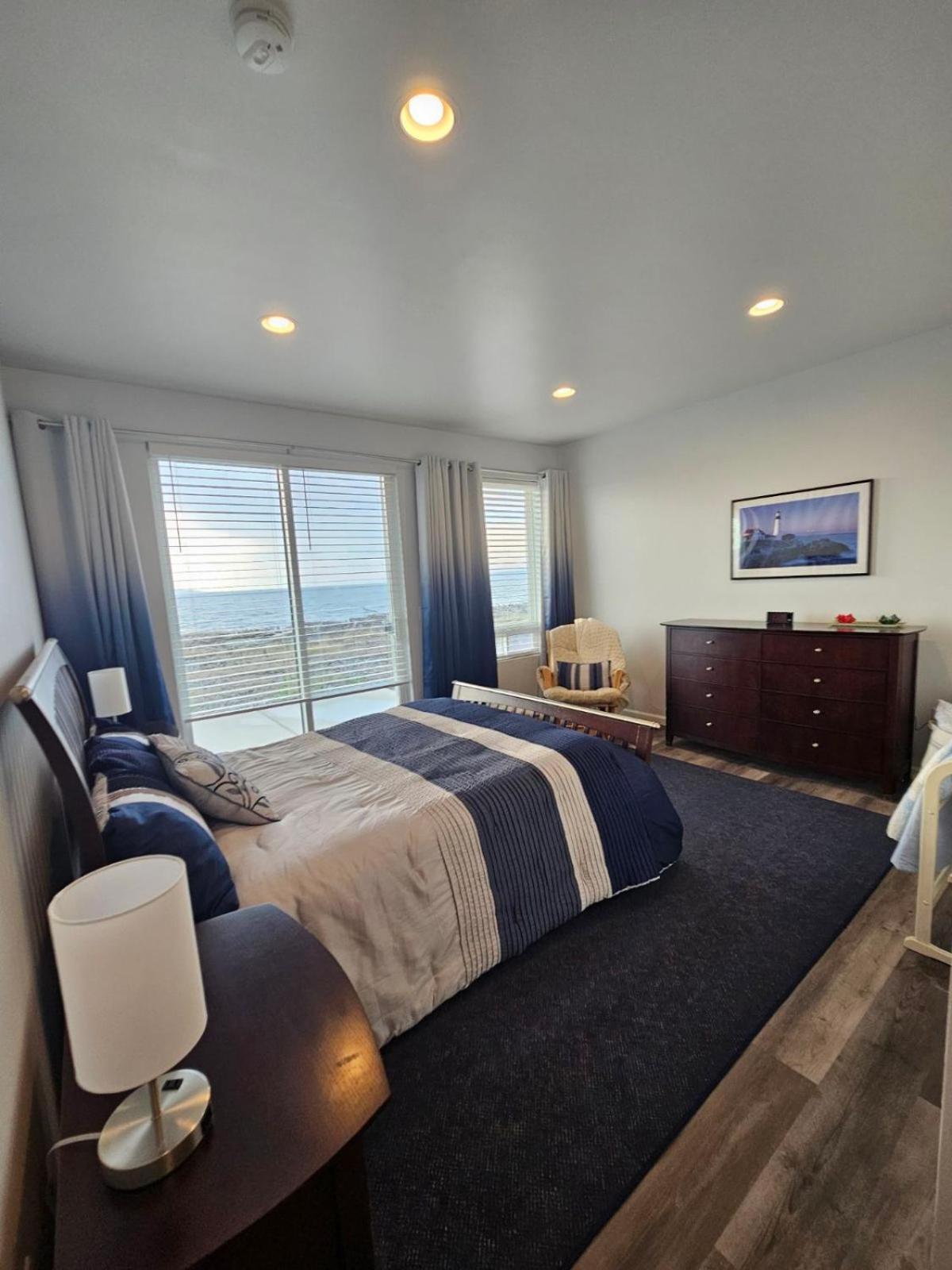 Modern Beachfront At The Admiralty Retreat Holiday home