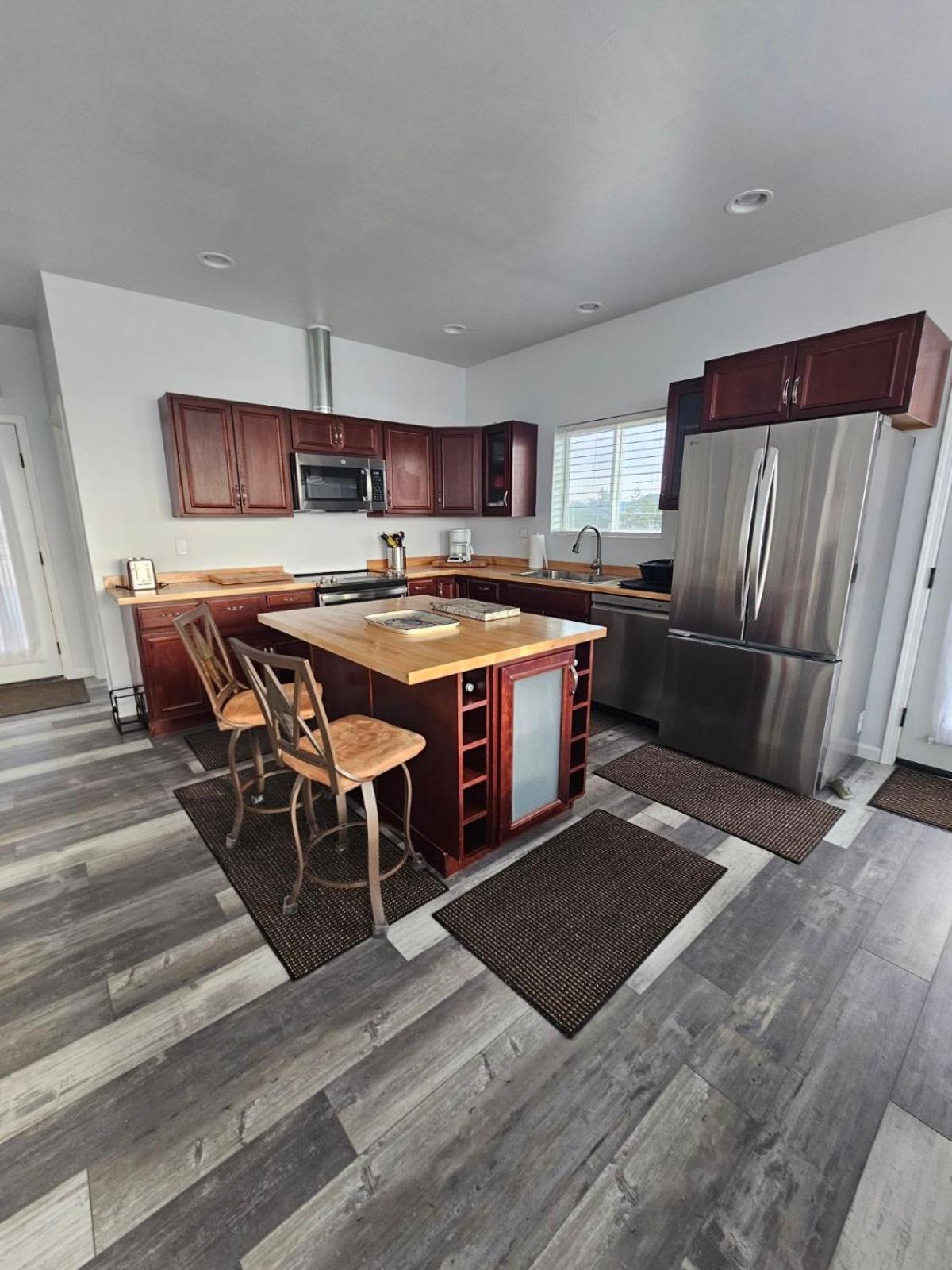 Modern Beachfront At The Admiralty Retreat Holiday home Coupeville