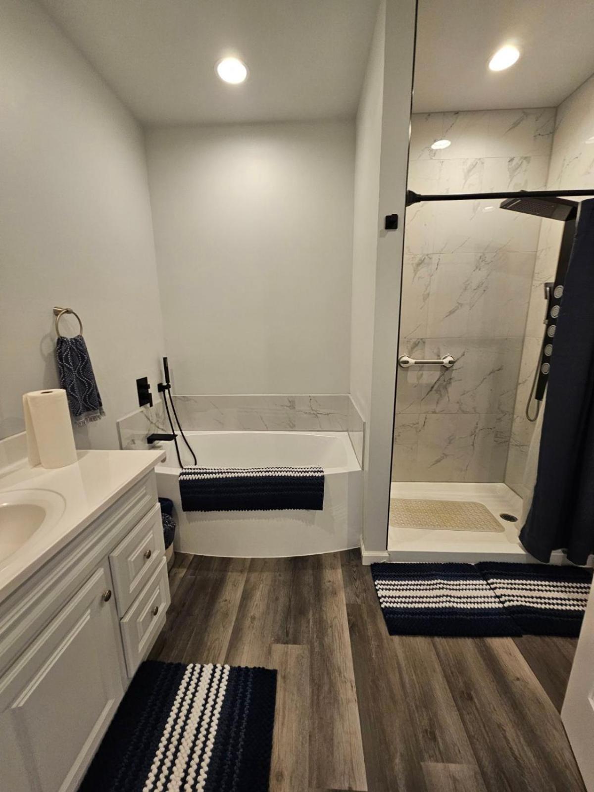 Modern Beachfront At The Admiralty Retreat Holiday home Coupeville