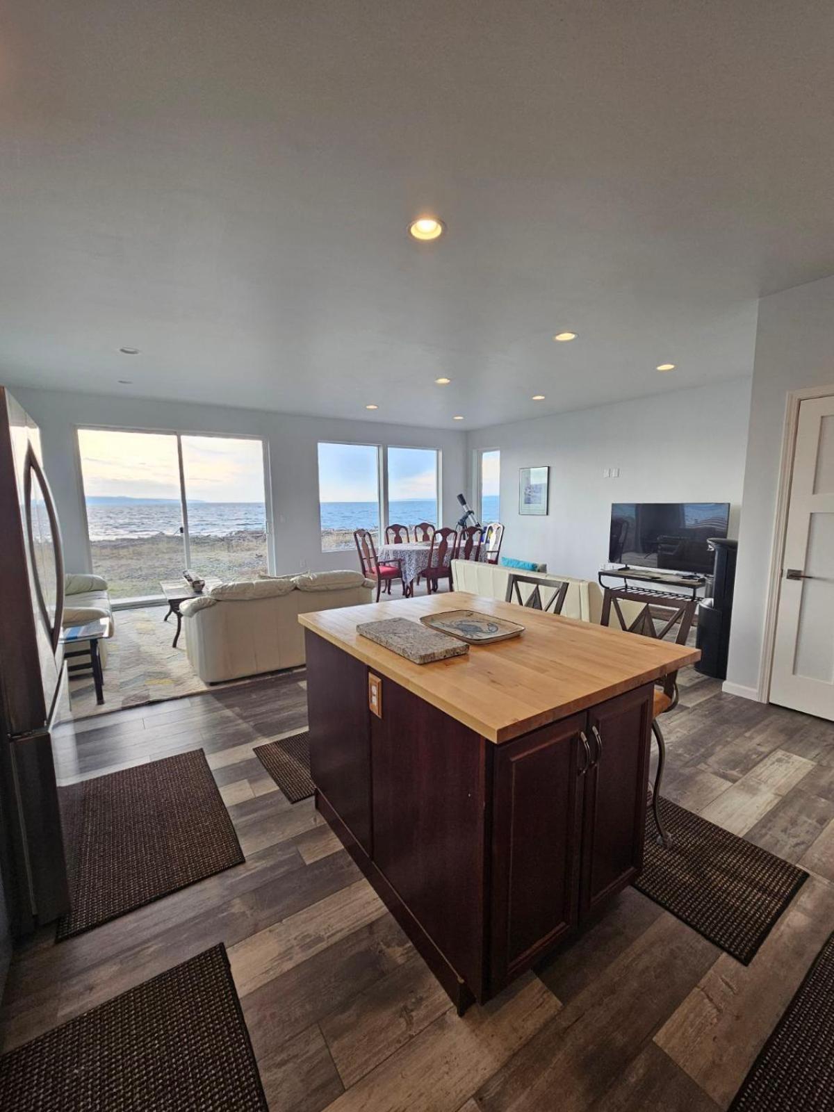 Modern Beachfront At The Admiralty Retreat