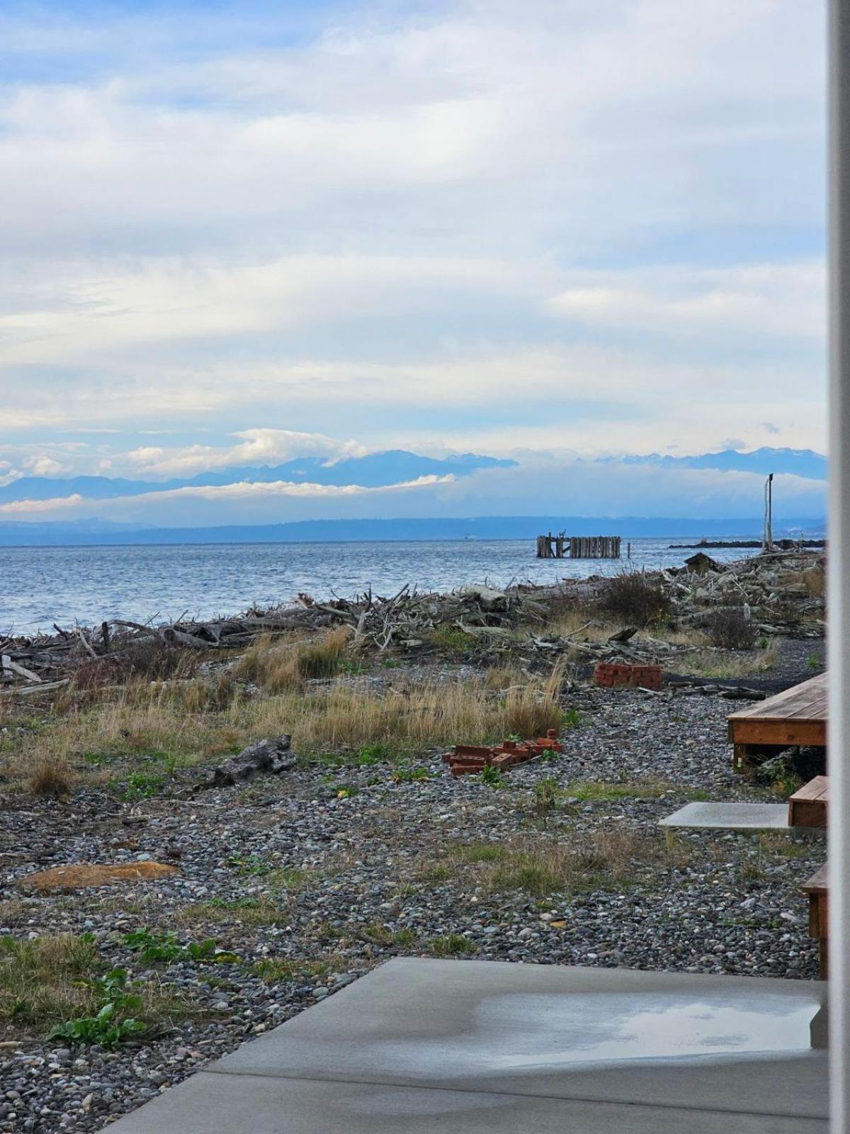 Modern Beachfront At The Admiralty Retreat Holiday home Coupeville