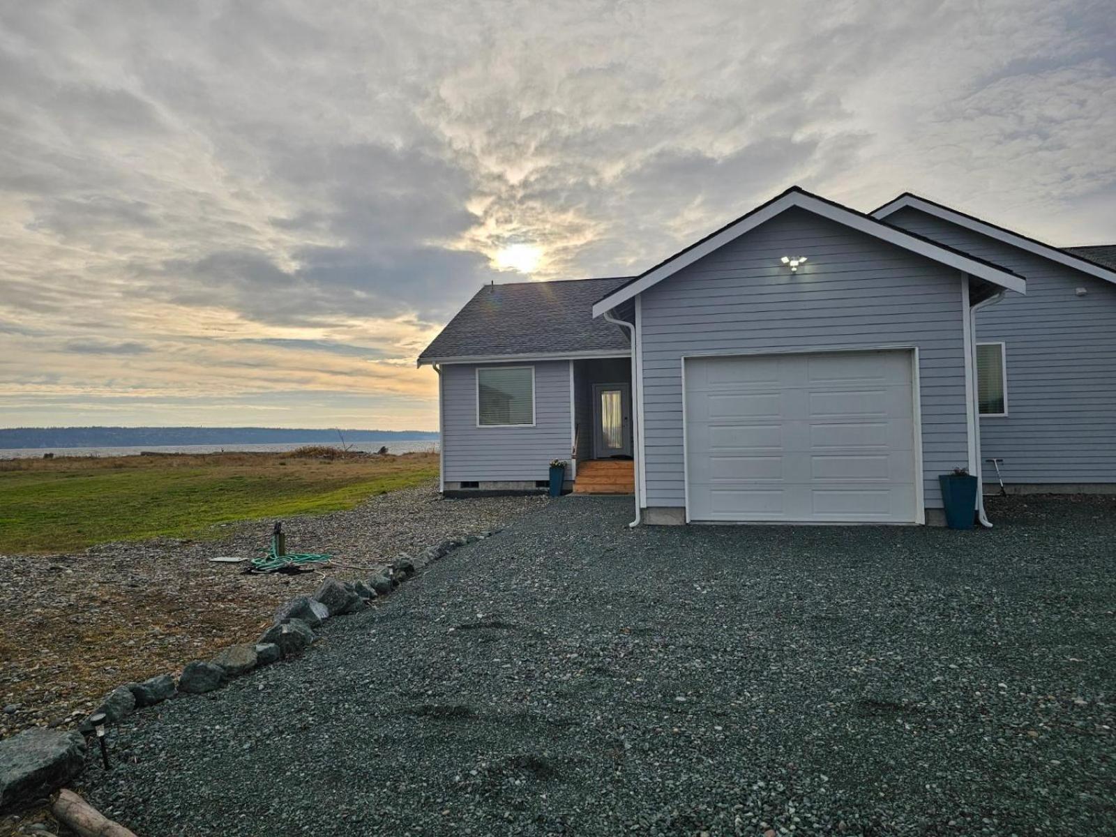 Modern Beachfront At The Admiralty Retreat Coupeville