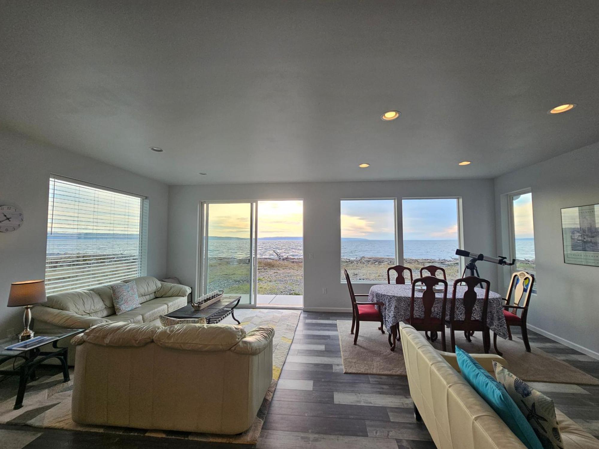 Modern Beachfront At The Admiralty Retreat Coupeville